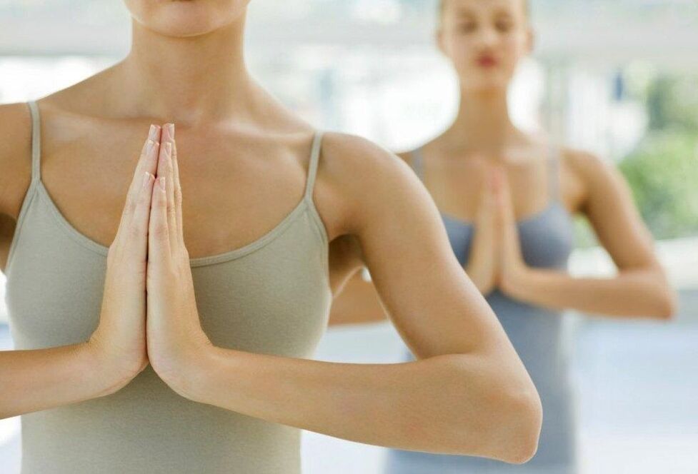 kanak-kanak perempuan melakukan yoga untuk penurunan berat badan