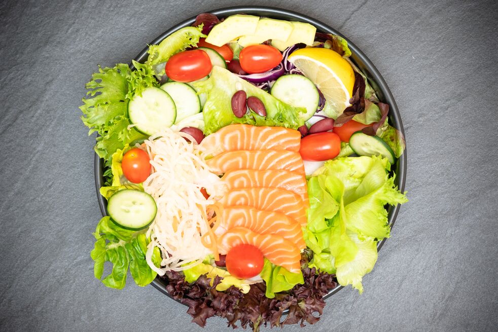 Salad lazat dengan salmon dalam menu pemakanan yang betul untuk penurunan berat badan