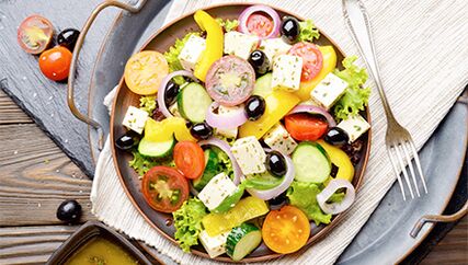 Salad sayuran dalam diet Mediterranean untuk mereka yang ingin menurunkan berat badan