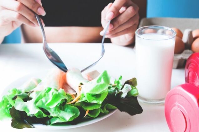 Salad dan segelas yogurt