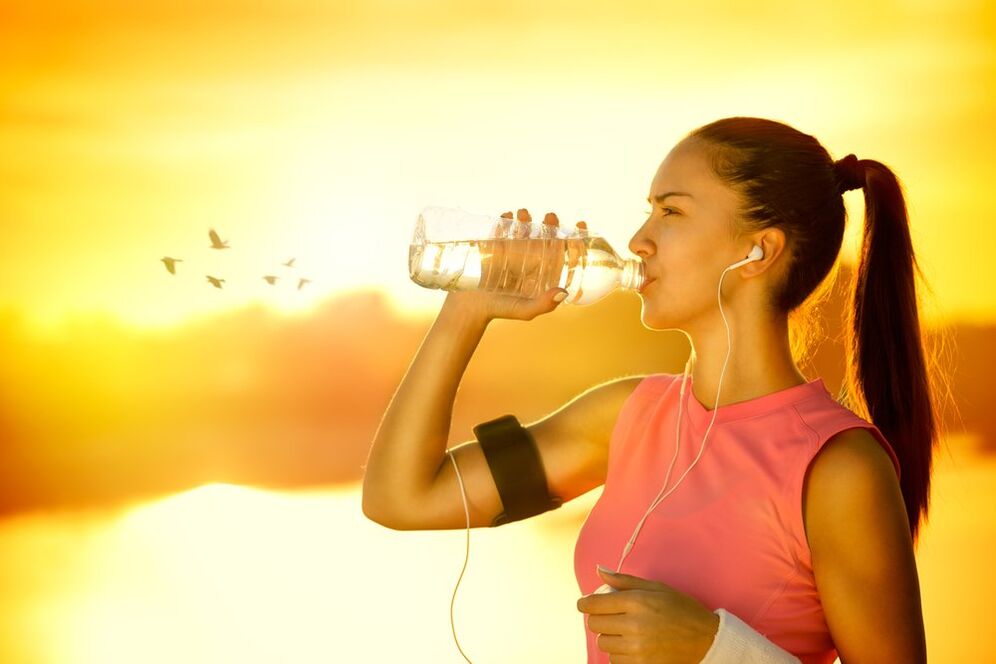 Gadis itu minum air