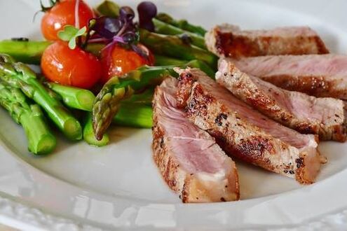 daging dan sayur-sayuran dalam diet keto